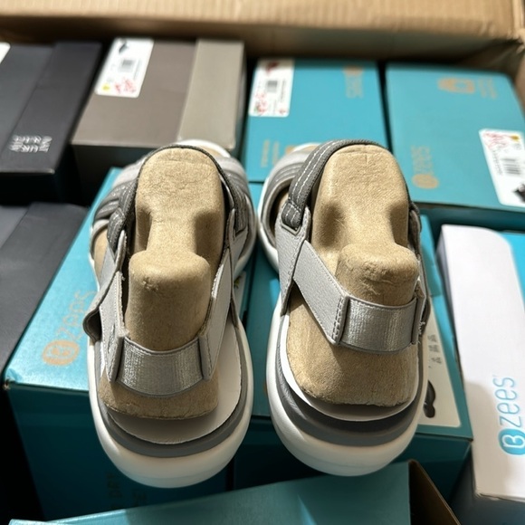 BZEES Chance Washable Strappy Sandals - Picture 7 of 7